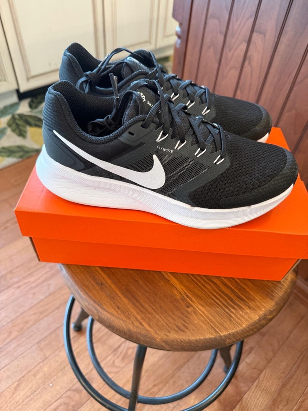 Nike 🏃‍♀️ Run Swift 3 black & white size 9 EUC